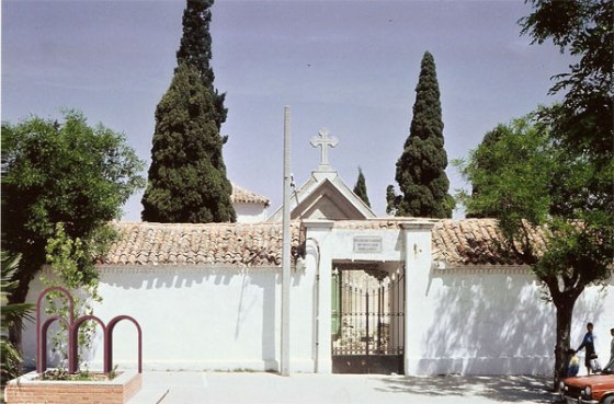 Fachada principal del antiguo cementerio en junio de 1986, poco antes de su demolición. Foto: Archivo de Julián Sainero.