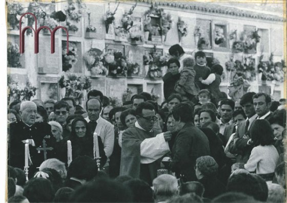 El recordado sacerdote Rufino de Castro, celebra una eucaristía en el antiguo cementerio de la Concepción. Año 1975. Foto: Archivo de Julián Sainero.